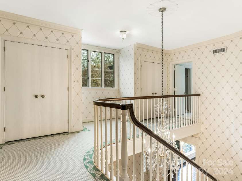 3531 Sharon Road, Charlotte, NC 28211.  MLS# CAR4197911, YatesRealty ID 1916. Upstairs Landing