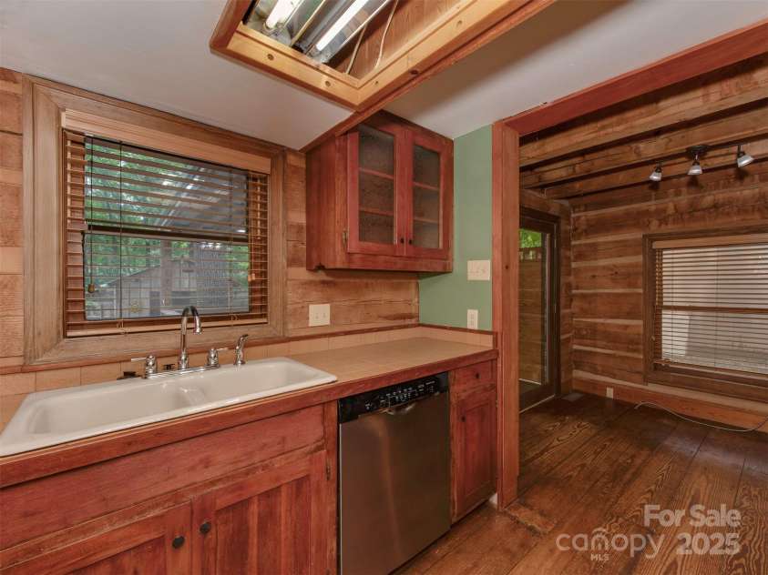 5109 Walnut Grove Lane, Charlotte, NC 28227.  MLS# CAR4270283, YatesRealty ID 19160. 