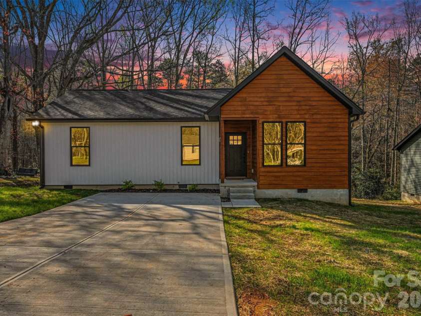 425 Ballard Street, Cherryville, NC 28021.  MLS# CAR4360985, YatesRealty ID 19161. 