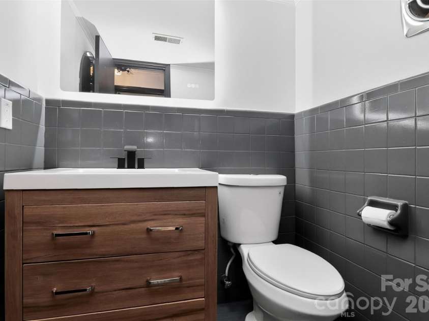 1801 Havenwood Drive, Lancaster, SC 29720.  MLS# CAR4376576, YatesRealty ID 19162. Half Bathroom
