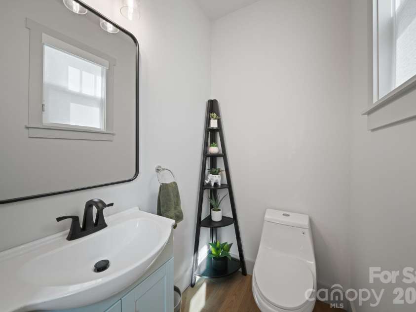 16 Hare Ridge, Asheville, NC 28803.  MLS# CAR4366214, YatesRealty ID 19164. Half bath