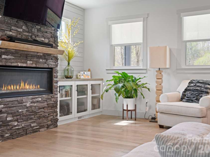 16 Hare Ridge, Asheville, NC 28803.  MLS# CAR4366214, YatesRealty ID 19164. Open floor plan with fireplace