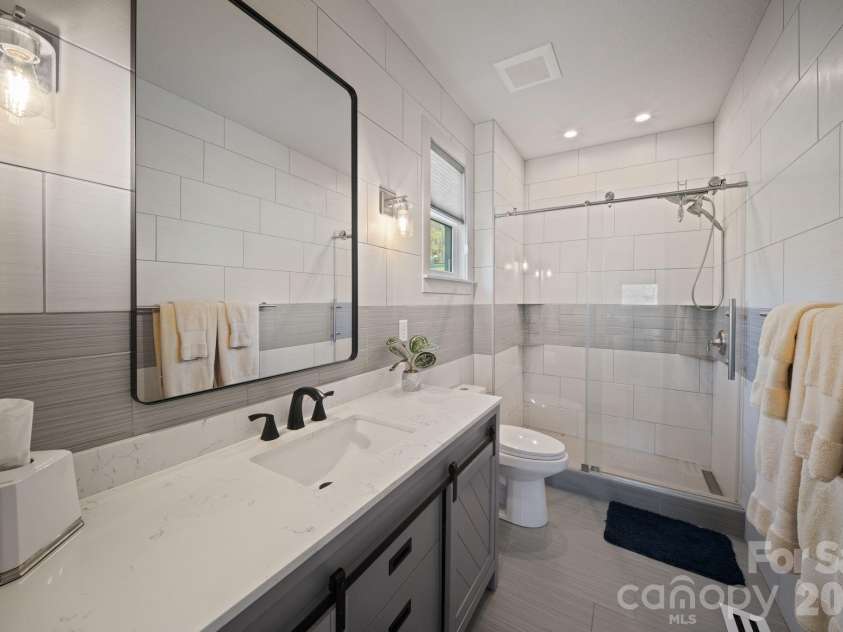 16 Hare Ridge, Asheville, NC 28803.  MLS# CAR4366214, YatesRealty ID 19164. Primary bath