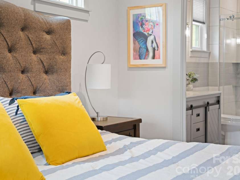 16 Hare Ridge, Asheville, NC 28803.  MLS# CAR4366214, YatesRealty ID 19164. Primary Suite