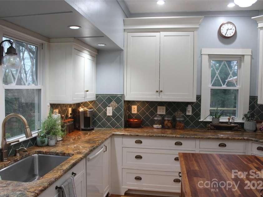 242 Birch Lane, Arden, NC 28704.  MLS# CAR4249293, YatesRealty ID 19164. Granite countertops, soft close-full extension drawers and tile back splash