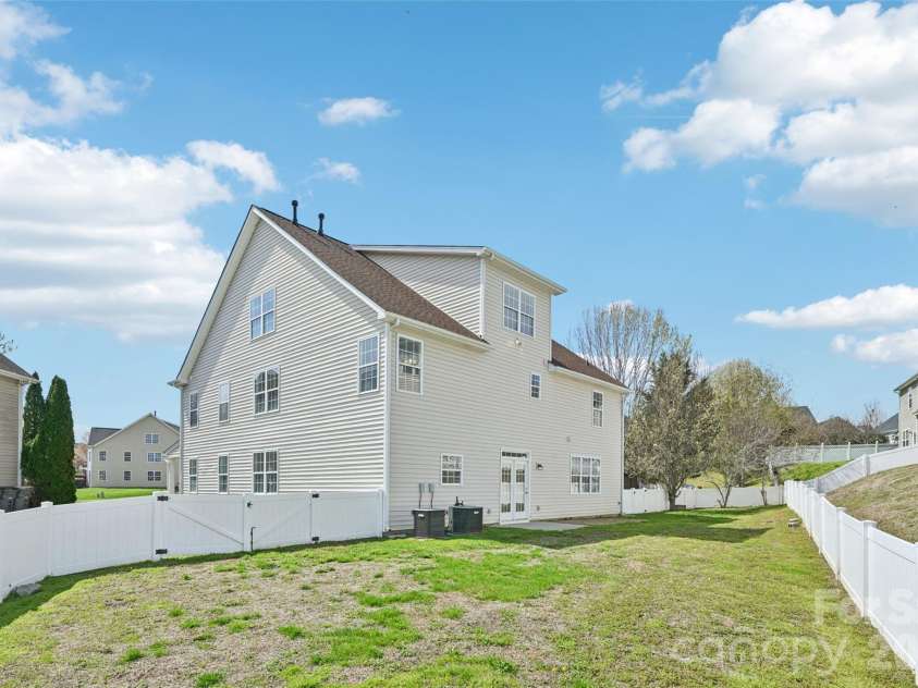 10901 Trout Creek Place, Davidson, NC 28036.  MLS# CAR4354298, YatesRealty ID 19166. 