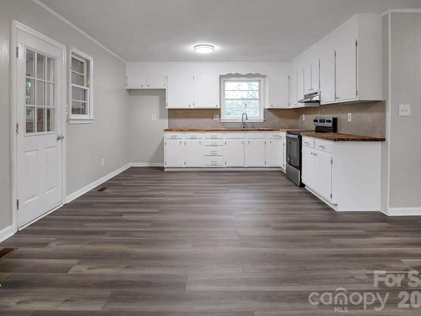 526 Kings Road, Shelby, NC 28150.  MLS# CAR4359275, YatesRealty ID 19167. 