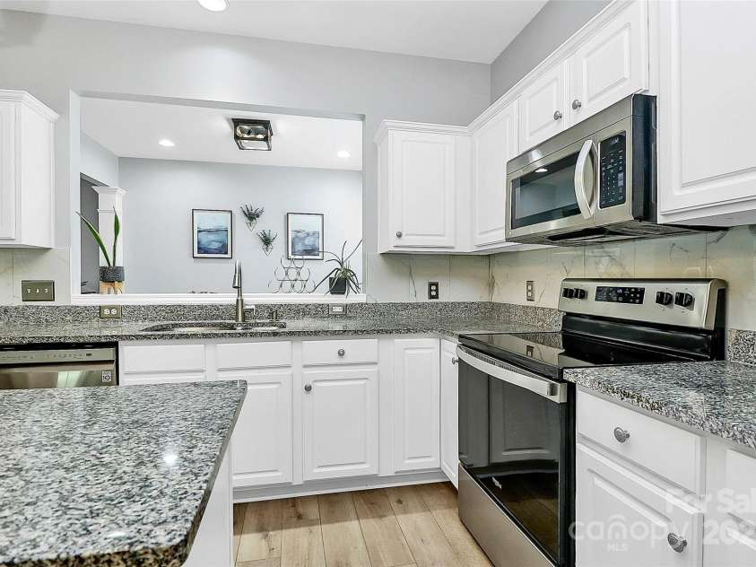 8722 Heron Glen Drive, Charlotte, NC 28269.  MLS# CAR4267520, YatesRealty ID 19167. 