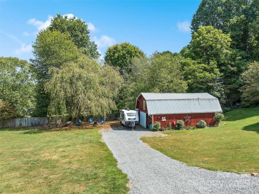 45 Boulder Drive, Waynesville, NC 28786.  MLS# CAR4183890, YatesRealty ID 19168. Barn with 1 bedroom/1 bath apartment