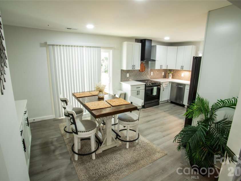 2116 Eastway Drive, Charlotte, NC 28205.  MLS# CAR4341066, YatesRealty ID 1917. 