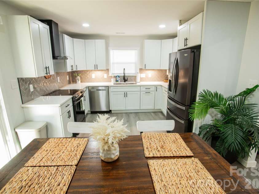 2116 Eastway Drive, Charlotte, NC 28205.  MLS# CAR4341066, YatesRealty ID 1917. 