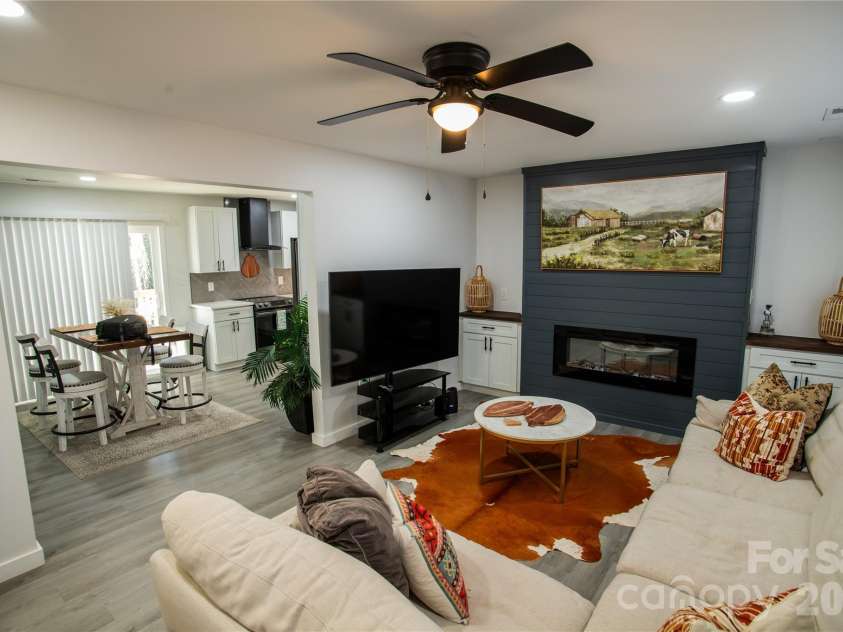 2116 Eastway Drive, Charlotte, NC 28205.  MLS# CAR4341066, YatesRealty ID 1917. 