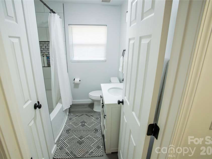 2116 Eastway Drive, Charlotte, NC 28205.  MLS# CAR4341066, YatesRealty ID 1917. 