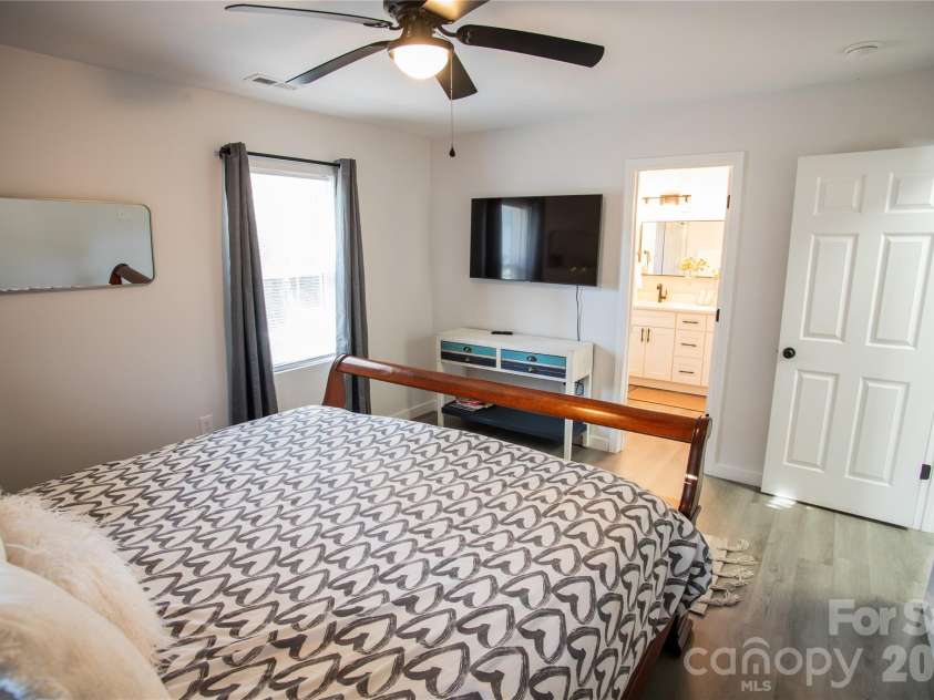 2116 Eastway Drive, Charlotte, NC 28205.  MLS# CAR4341066, YatesRealty ID 1917. 