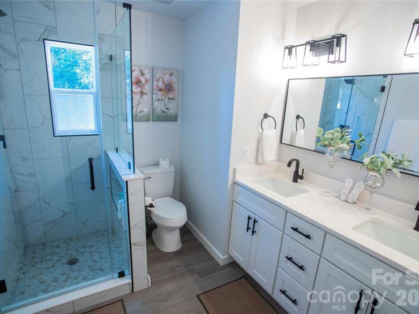 2116 Eastway Drive, Charlotte, NC 28205.  MLS# CAR4341066, YatesRealty ID 1917. 