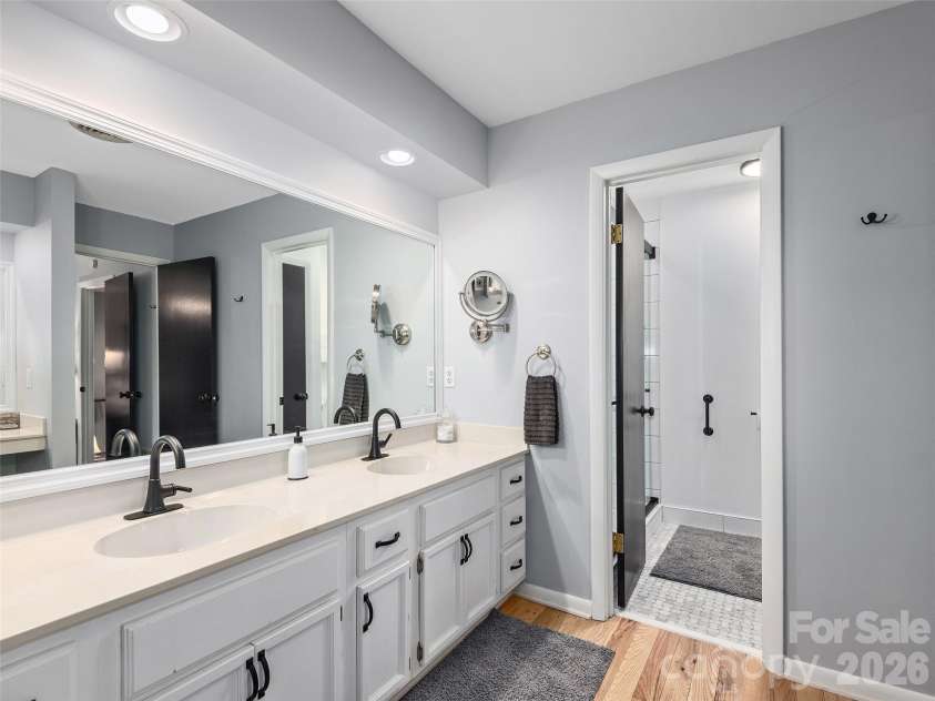 521 Crowfields Lane, Asheville, NC 28803.  MLS# CAR4361859, YatesRealty ID 19170. Primary Double Vanity Room
