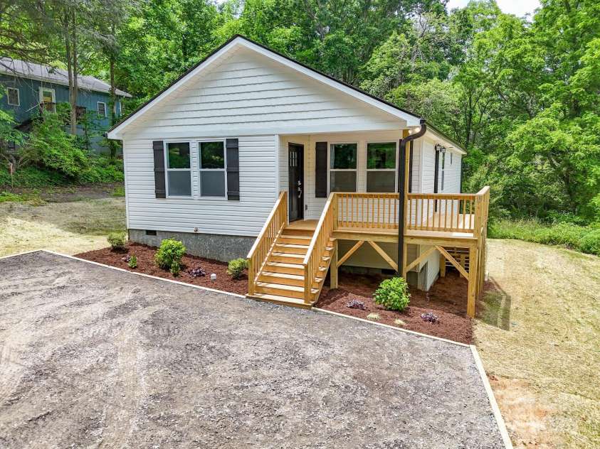 15 Border Street, Black Mountain, NC 28711.  MLS# CAR4240142, YatesRealty ID 19172. 