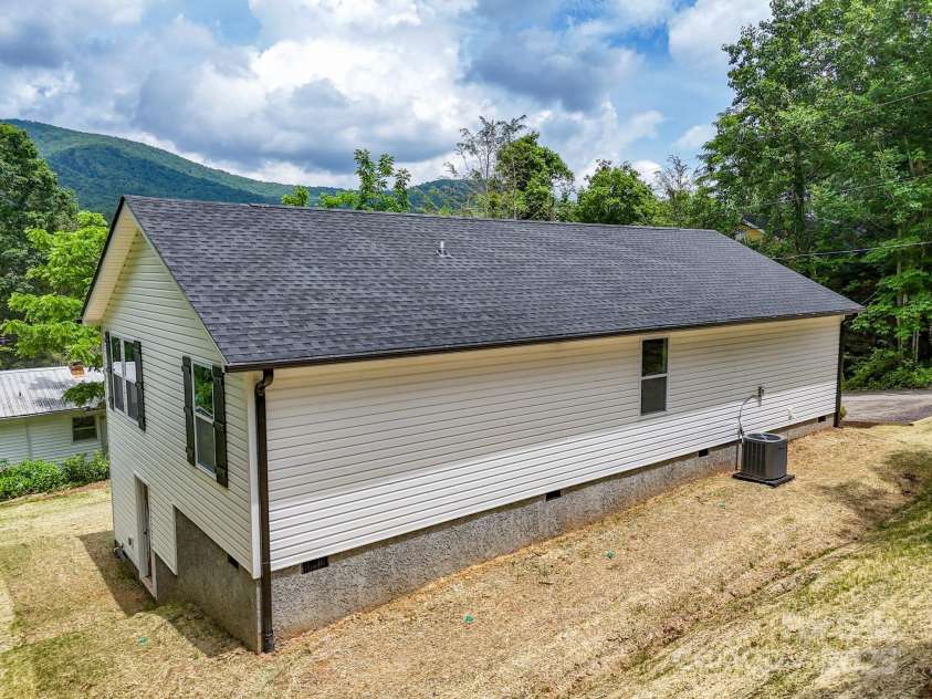 15 Border Street, Black Mountain, NC 28711.  MLS# CAR4240142, YatesRealty ID 19172. 