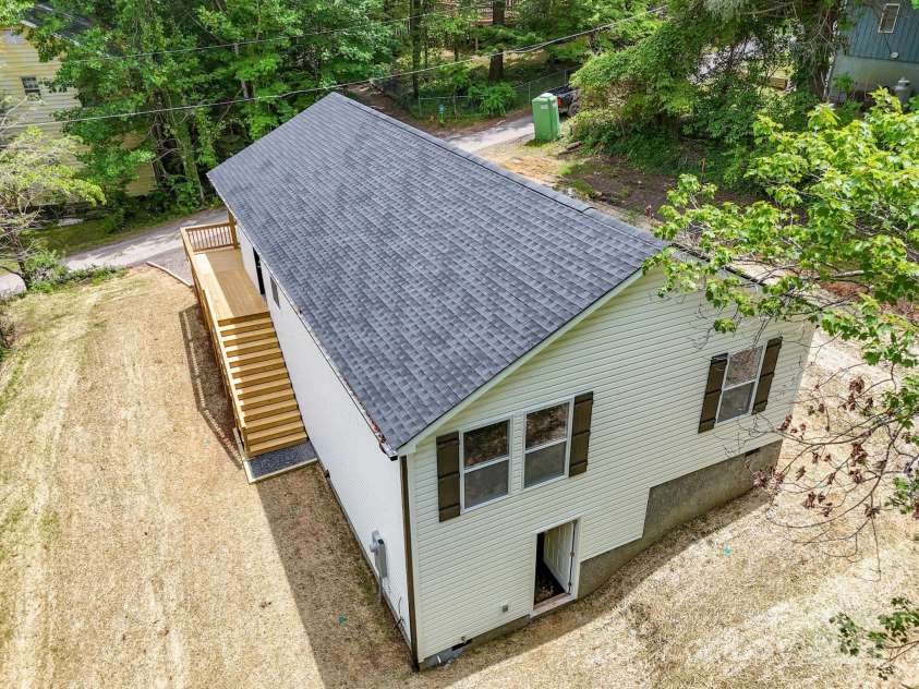 15 Border Street, Black Mountain, NC 28711.  MLS# CAR4240142, YatesRealty ID 19172. 