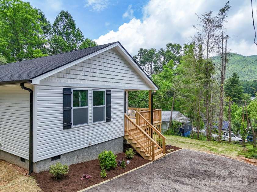15 Border Street, Black Mountain, NC 28711.  MLS# CAR4240142, YatesRealty ID 19172. 