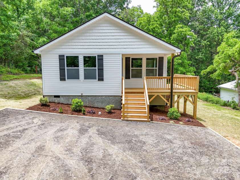 15 Border Street, Black Mountain, NC 28711.  MLS# CAR4240142, YatesRealty ID 19172. 