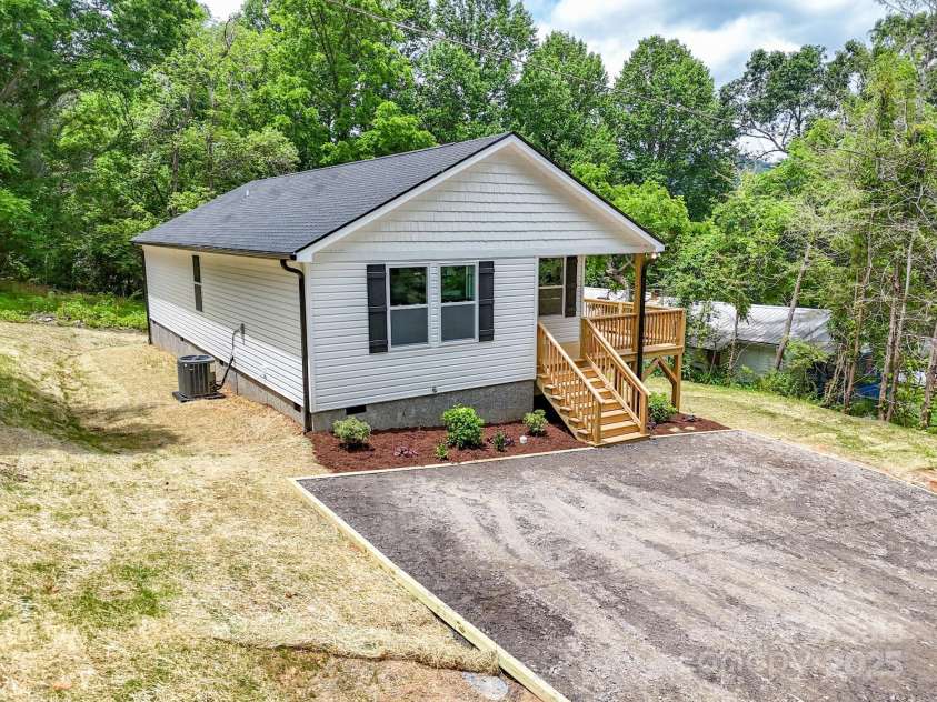 15 Border Street, Black Mountain, NC 28711.  MLS# CAR4240142, YatesRealty ID 19172. 