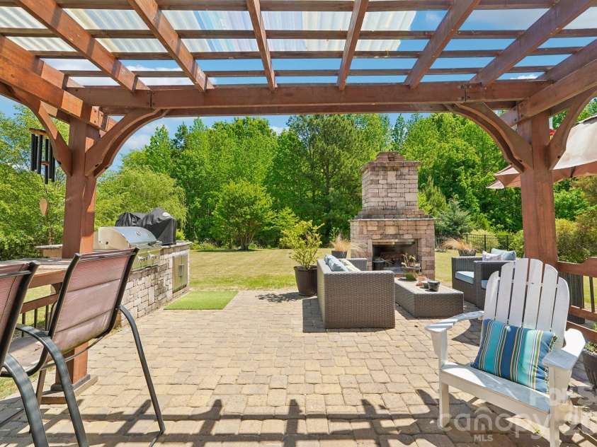 2006 Topaz Plaza, Davidson, NC 28036.  MLS# CAR4374298, YatesRealty ID 19173. 