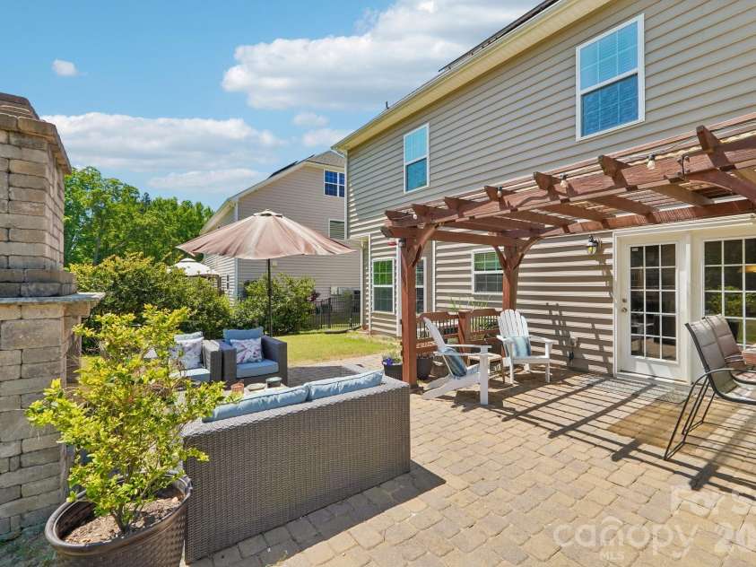 2006 Topaz Plaza, Davidson, NC 28036.  MLS# CAR4374298, YatesRealty ID 19173. 
