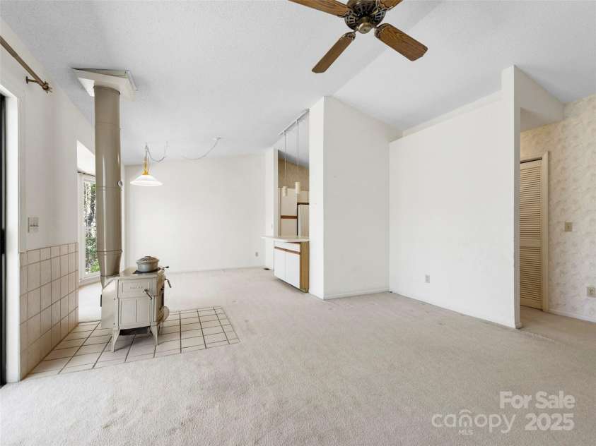 207 Trappers Trail, Hendersonville, NC 28739.  MLS# CAR4248625, YatesRealty ID 19173. Open Floor Plan - LR/DR/Kitchen