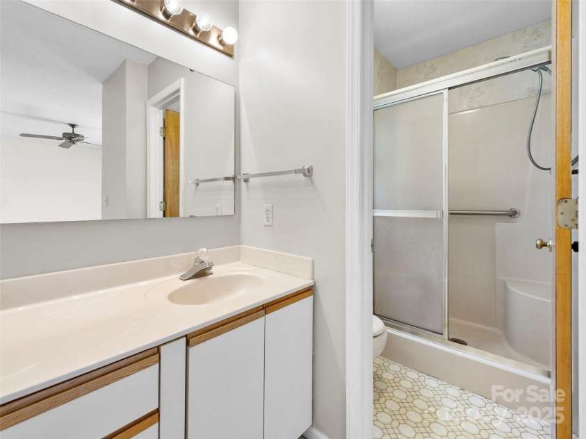 207 Trappers Trail, Hendersonville, NC 28739.  MLS# CAR4248625, YatesRealty ID 19173. Primary Bathroom with Walk In Shower