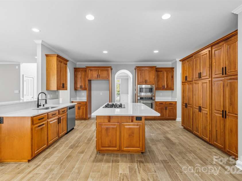 11139 Tradition View Drive, Charlotte, NC 28269.  MLS# CAR4306153, YatesRealty ID 19175. Kitchen - New Quartz Counters