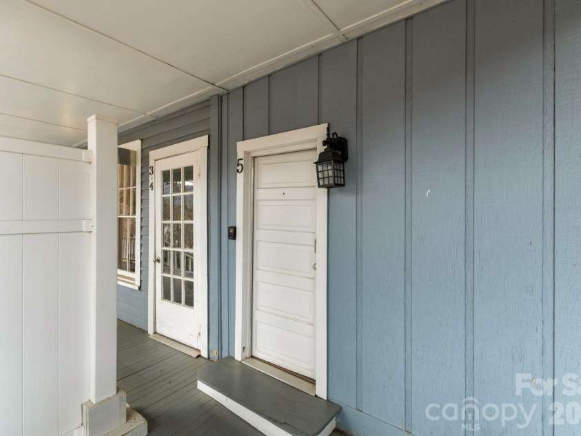 33 Vance Avenue, Black Mountain, NC 28711.  MLS# CAR4377818, YatesRealty ID 19175. #5 Entry