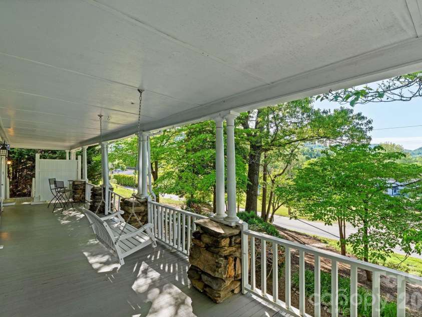 33 Vance Avenue, Black Mountain, NC 28711.  MLS# CAR4377818, YatesRealty ID 19175. 