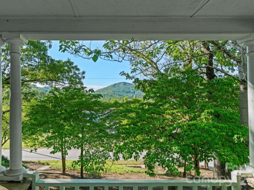33 Vance Avenue, Black Mountain, NC 28711.  MLS# CAR4377818, YatesRealty ID 19175. 