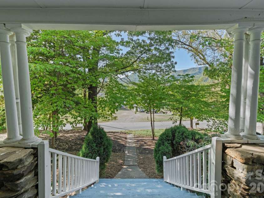 33 Vance Avenue, Black Mountain, NC 28711.  MLS# CAR4377818, YatesRealty ID 19175. 
