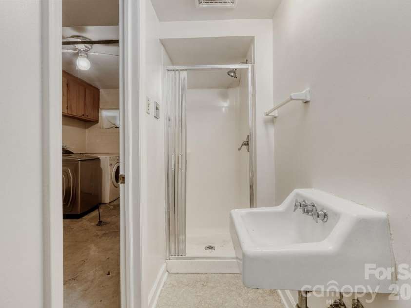 121 Edgerly Court, Charlotte, NC 28214.  MLS# CAR4377351, YatesRealty ID 19176. Basement Full Bathroom