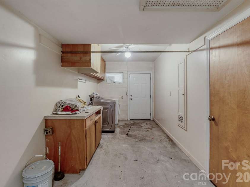 121 Edgerly Court, Charlotte, NC 28214.  MLS# CAR4377351, YatesRealty ID 19176. Basmenet Laundry Space