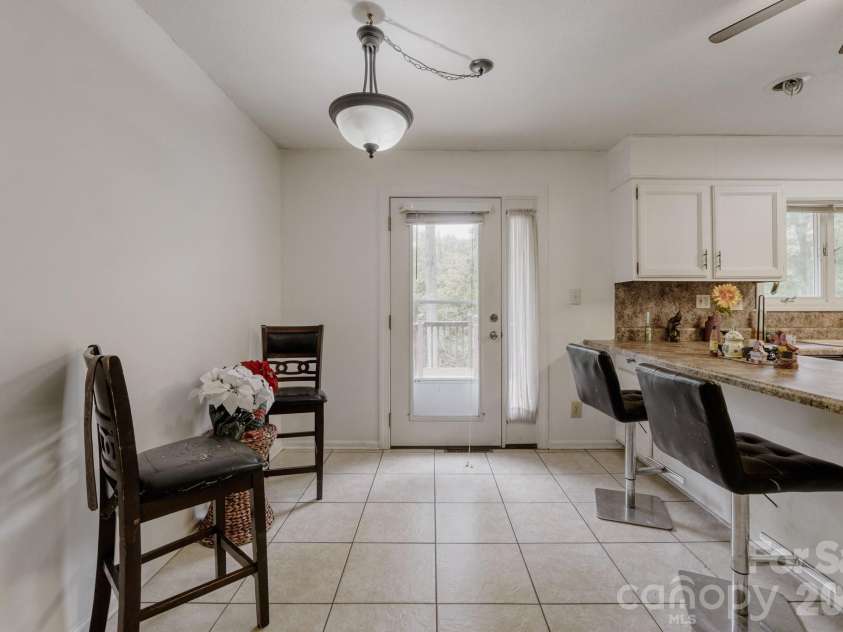 121 Edgerly Court, Charlotte, NC 28214.  MLS# CAR4377351, YatesRealty ID 19176. Breakfast nook