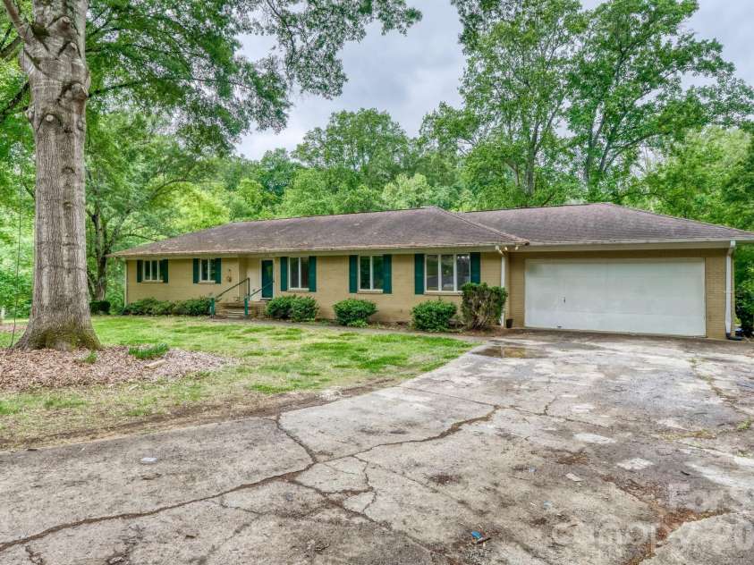 121 Edgerly Court, Charlotte, NC 28214.  MLS# CAR4377351, YatesRealty ID 19176. Front Exterior