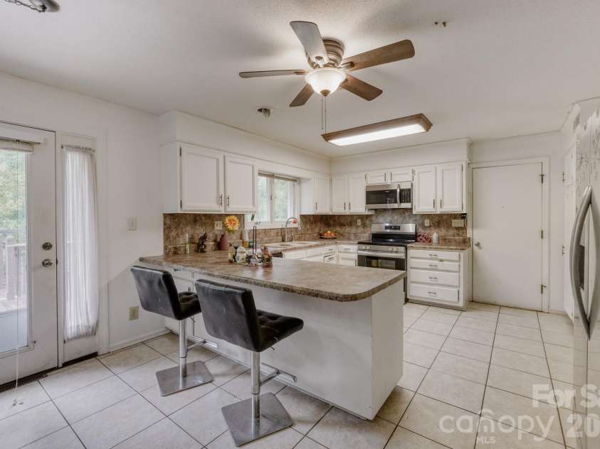 121 Edgerly Court, Charlotte, NC 28214.  MLS# CAR4377351, YatesRealty ID 19176. Main Level Kitchen