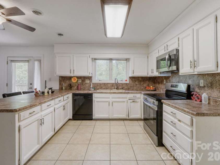 121 Edgerly Court, Charlotte, NC 28214.  MLS# CAR4377351, YatesRealty ID 19176. Main level Kitchen