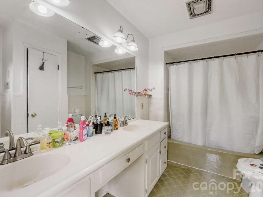 121 Edgerly Court, Charlotte, NC 28214.  MLS# CAR4377351, YatesRealty ID 19176. Primary Ensuite Bathroom