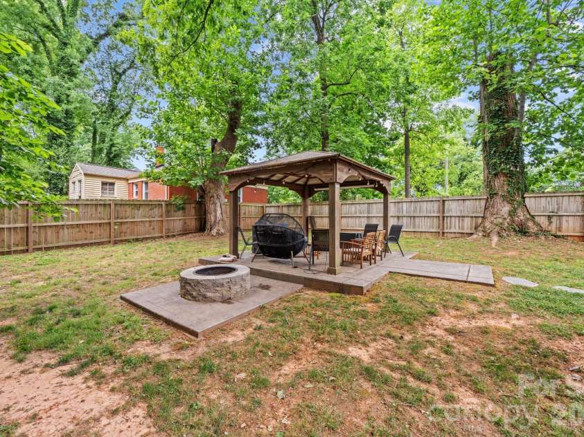 3021 Dogwood Avenue, Charlotte, NC 28206.  MLS# CAR4375732, YatesRealty ID 19178. 