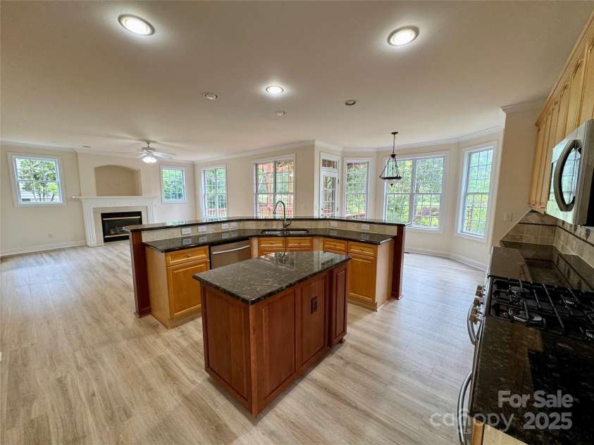 6316 Glengarrie Lane, Huntersville, NC 28078.  MLS# CAR4247118, YatesRealty ID 19179. Kitchen