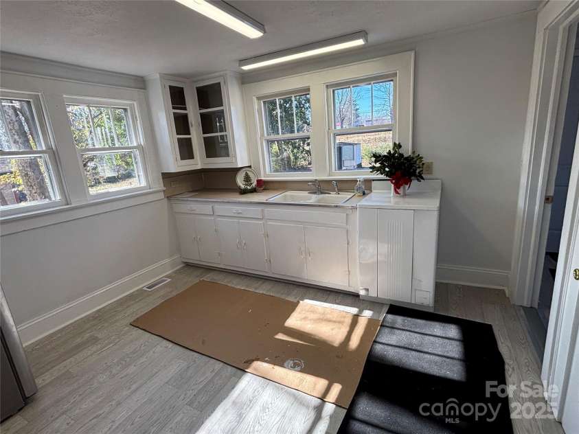 142 26th Street, Hickory, NC 28602.  MLS# CAR4334608, YatesRealty ID 1918. 