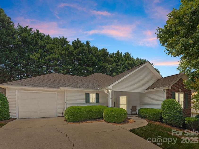 110 Whitehall Drive, Mooresville, NC 28117.  MLS# CAR4268703, YatesRealty ID 19181. 