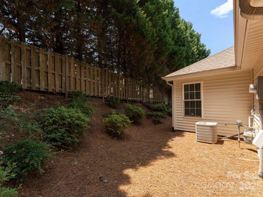 110 Whitehall Drive, Mooresville, NC 28117.  MLS# CAR4268703, YatesRealty ID 19181. 