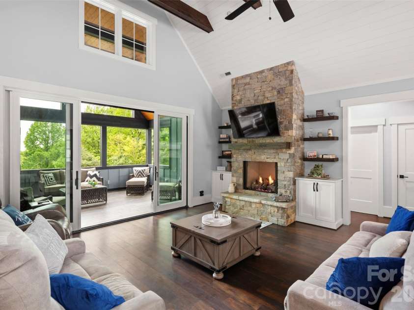 231 Tower Circle, Hendersonville, NC 28739.  MLS# CAR4372970, YatesRealty ID 19183. 