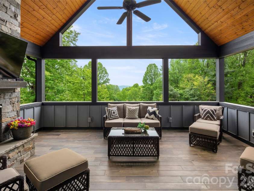 231 Tower Circle, Hendersonville, NC 28739.  MLS# CAR4372970, YatesRealty ID 19183. 