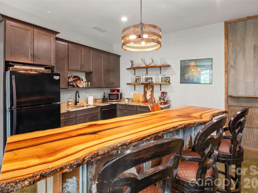 231 Tower Circle, Hendersonville, NC 28739.  MLS# CAR4372970, YatesRealty ID 19183. 